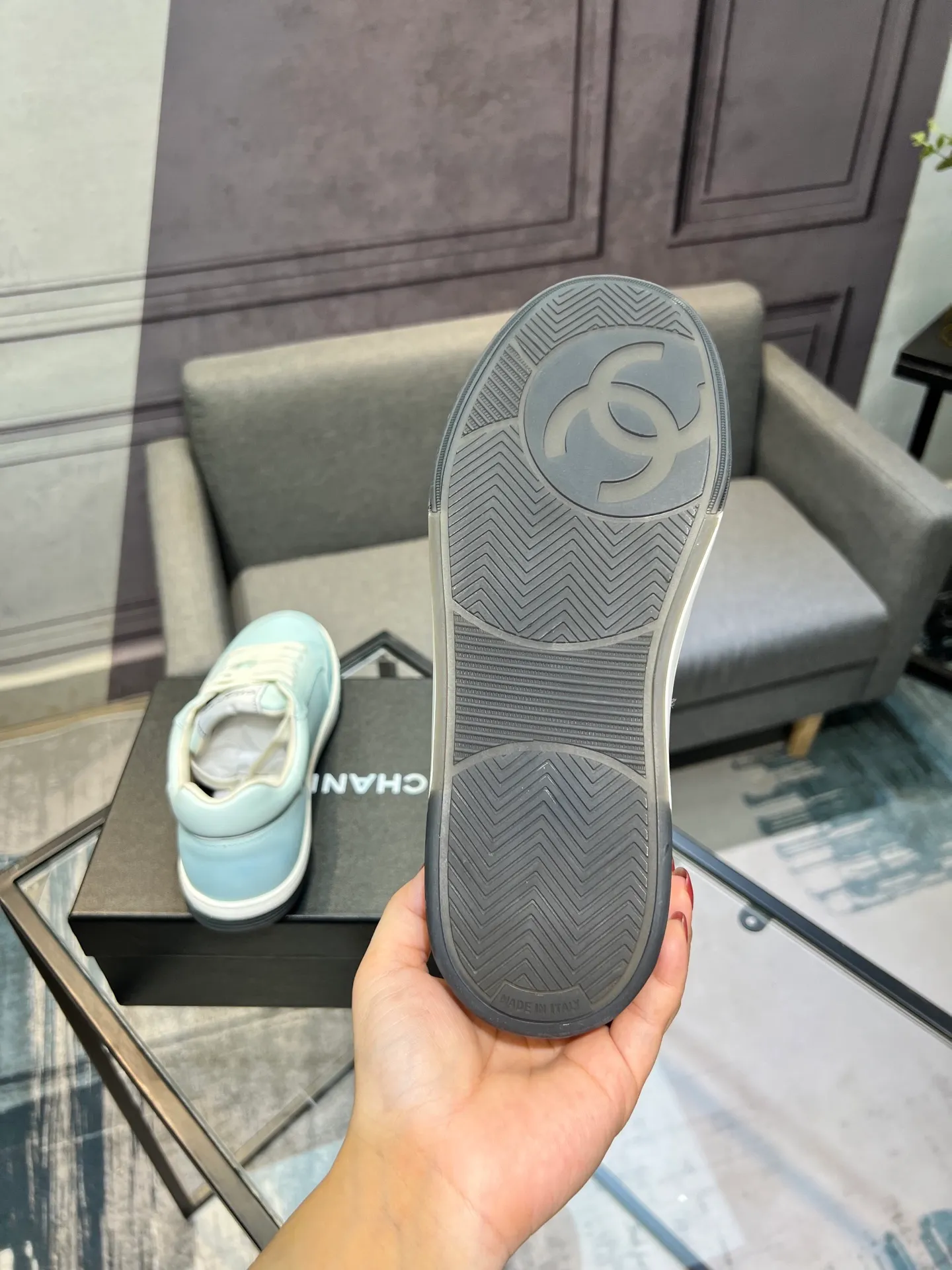 Men's men's shoes💰660 Exclusive real shots (top version) CHANEL Chanel's new panda sneakers Panda shoes Chanel 2025ss color matching thick-soled casual sports shoes sneakers Counter synchronization The counter is very popular Very difficult to buy a shoe The most popular thick-soled panda shoes on the Internet It is obvious that Xiaoxiang control cannot miss it Simple and versatile white shoes that have both good looks and comfort Thick sole increases height, is super versatile and can be worn with eyes closed😍 Whoever wears it will look better. Upper: calfskin. Lining: imported sheepskin lining. Outsole: TPU original outsole. Size: 35-44 (41 for women, 40 for men, custom made).